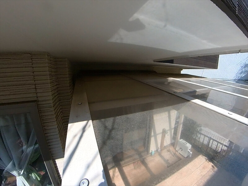 テラスに取り付けてある屋根は、屋根材を取り外さないと奥まで塗装できなさそうです。